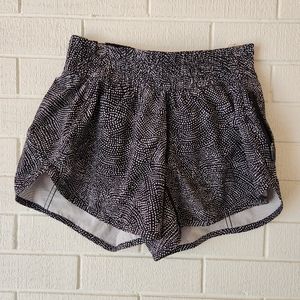 Lululemon Tracker LR short dotted print black and white size 6